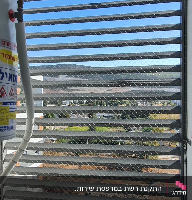 רשת מתכת על חלון למניעת כניסת יונים
